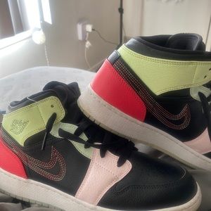 Air Jordan 1 Mid ‘Glow in the dark “